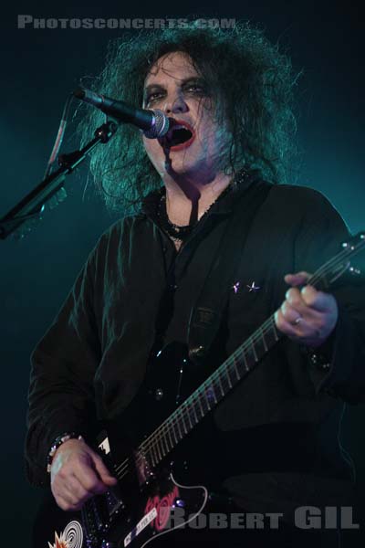 THE CURE - 2008-03-12 - PARIS - Bercy - Robert James Smith